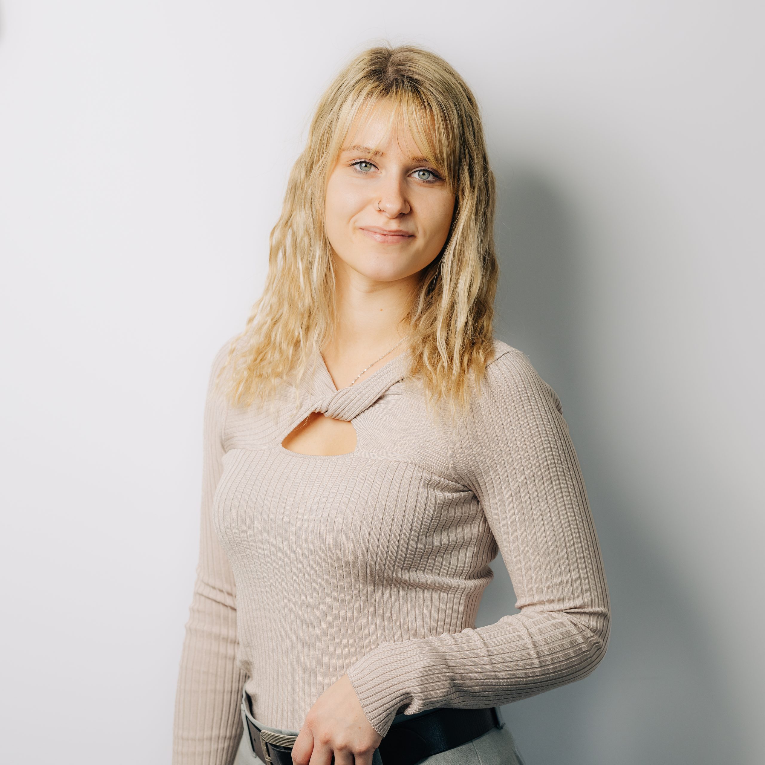 https://stage.haar-werk.ch/wp-content/uploads/2024/02/Rhea-Brand-scaled.jpg