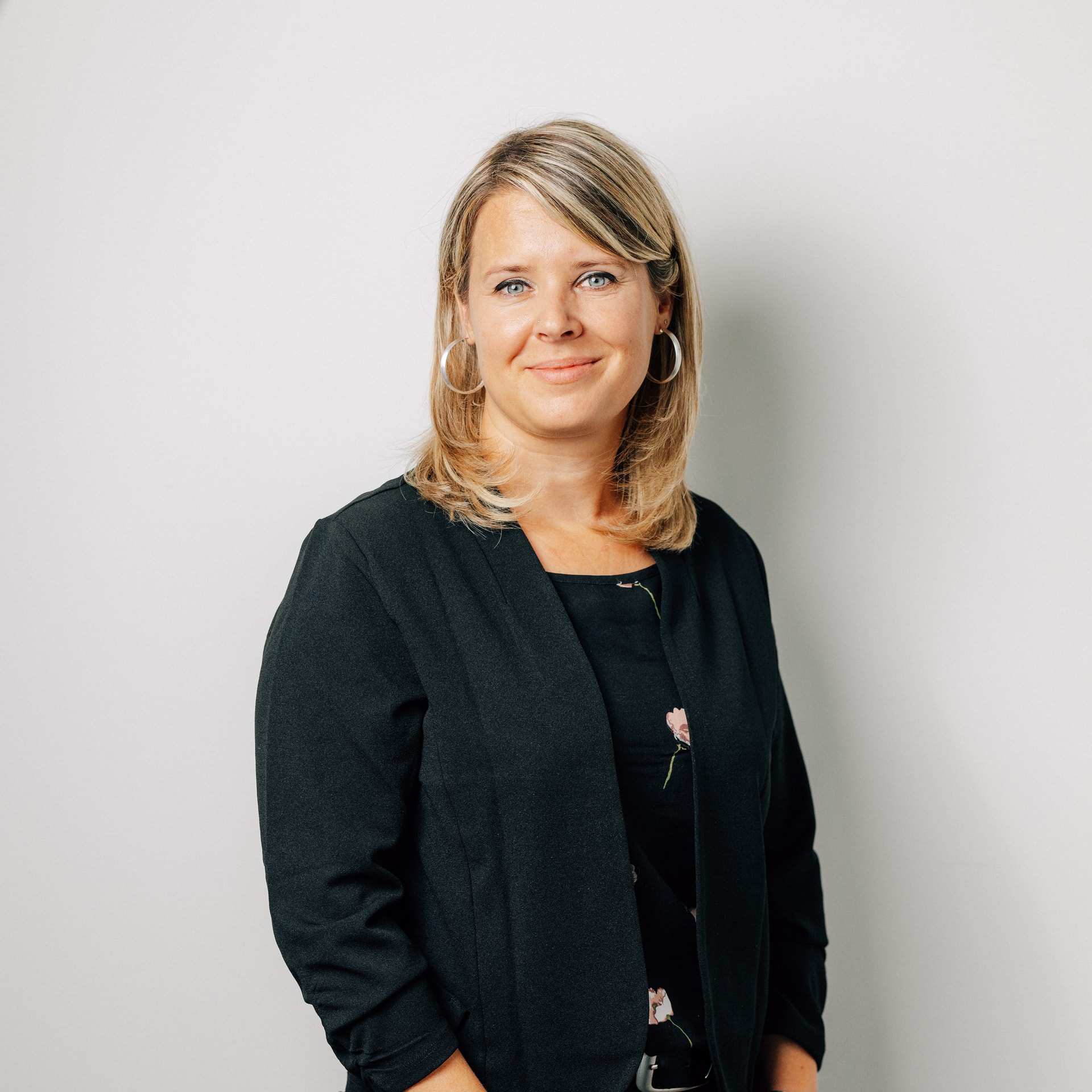 https://stage.haar-werk.ch/wp-content/uploads/2024/09/Andrea-Stoll2.jpg